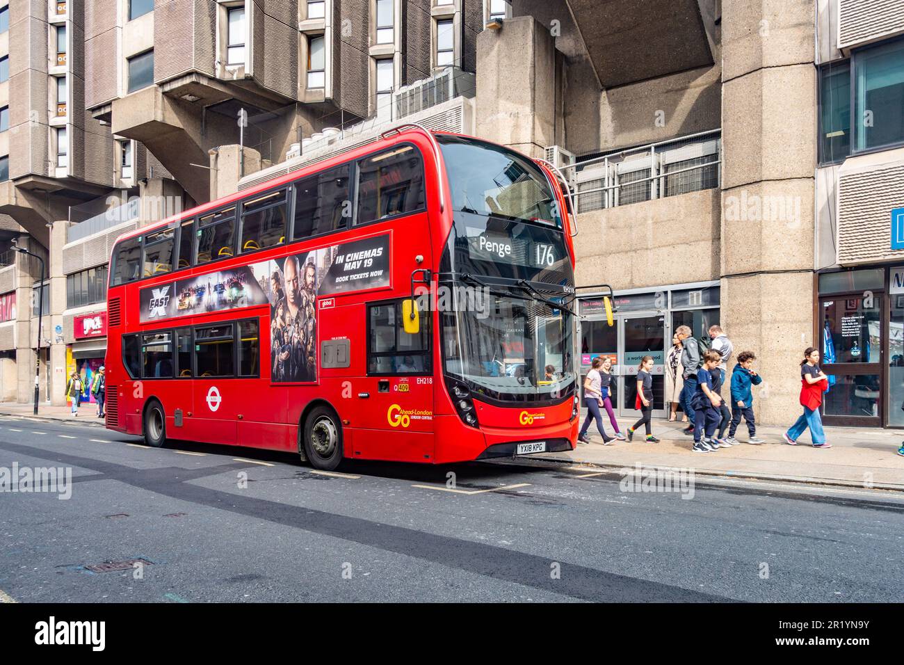 Un bus rouge emblématique numéro 176 s'est arrêté à un arrêt de buste sur Great Russel Street, Londres, Royaume-Uni Banque D'Images