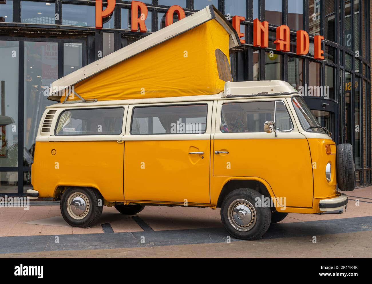 Scheveningen, pays-Bas, 14.05.2023, fourgonnette Vintage Volkswagen Camper à partir de 1976 de couleur orange au salon automobile classique d'Aircooler Banque D'Images