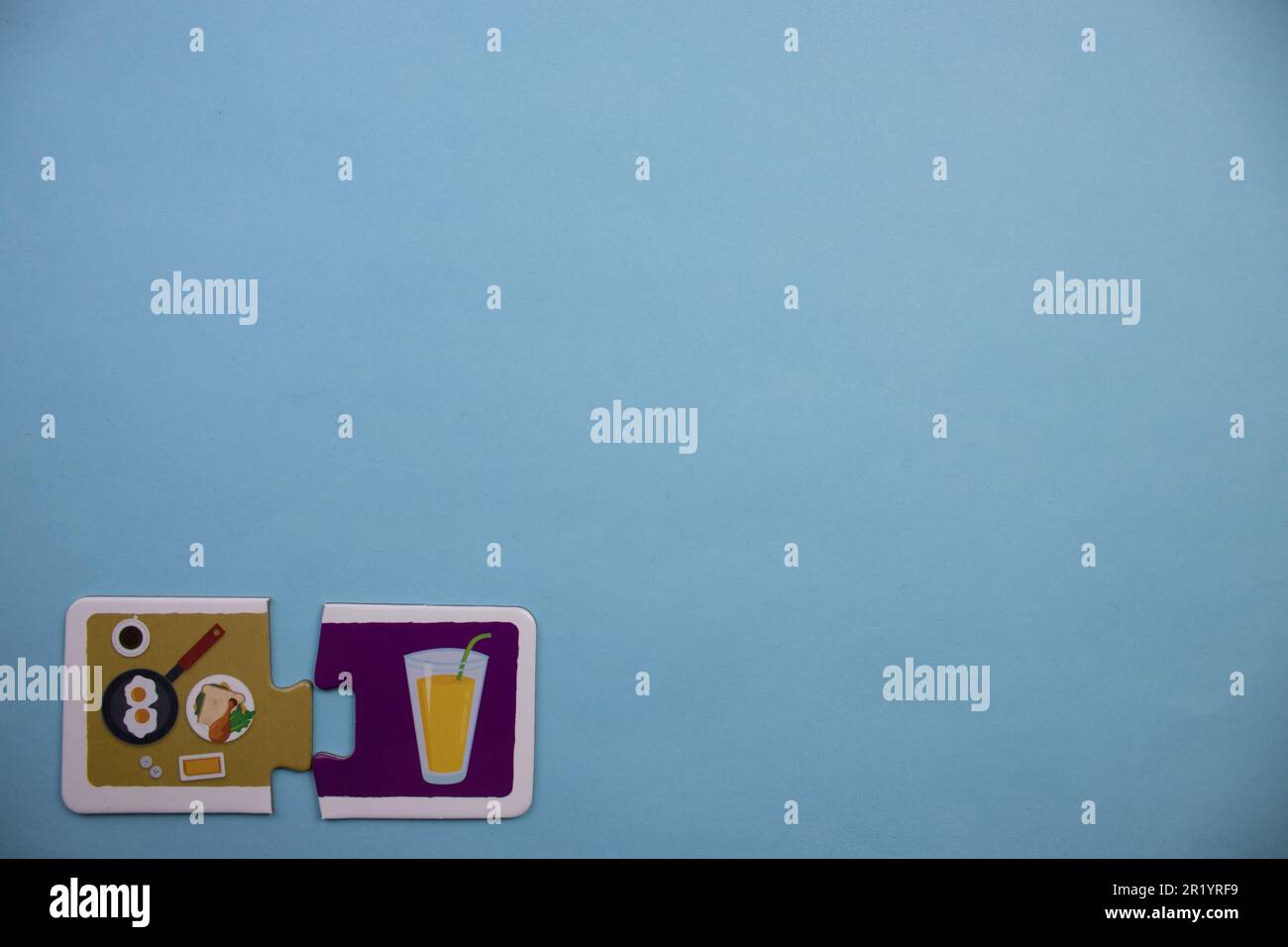 Casse-tête d'information placé sur le bord de l'arrière-plan bleu. Jus de fruits, table de petit déjeuner Banque D'Images