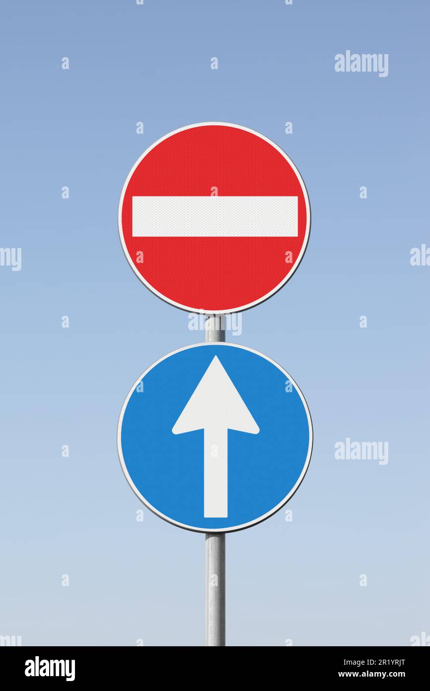 Contradiction de concept avec les panneaux de signalisation - image de concept. Banque D'Images