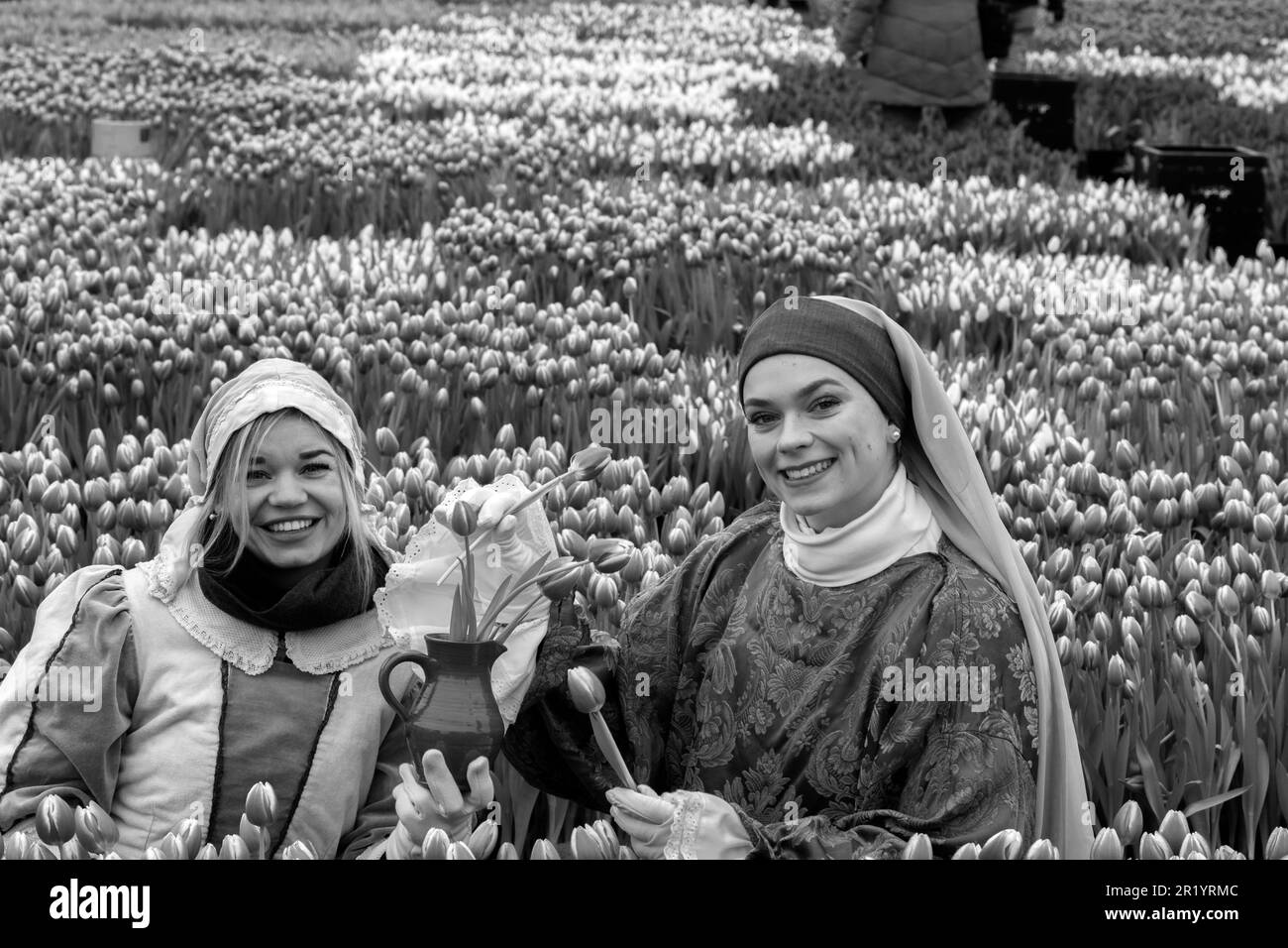 Jolies femmes en noir et blanc à la Journée nationale des tulipes à Amsterdam, pays-Bas 21-1-2023 Banque D'Images
