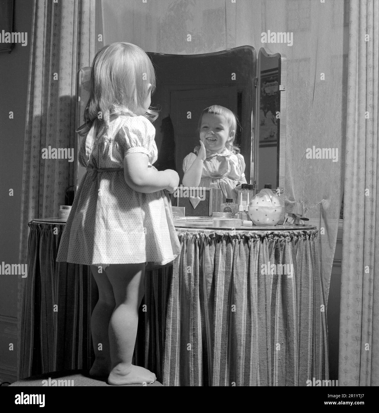 Mirror 1950's 1950s b&w Banque de photographies et d'images à haute  résolution - Alamy