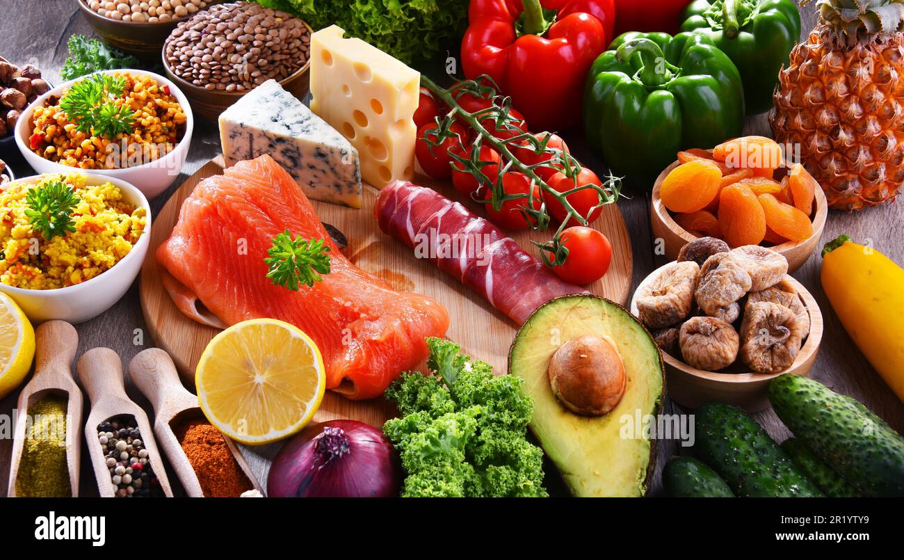Composition avec assortiment de produits alimentaires sur la table de cuisine Banque D'Images