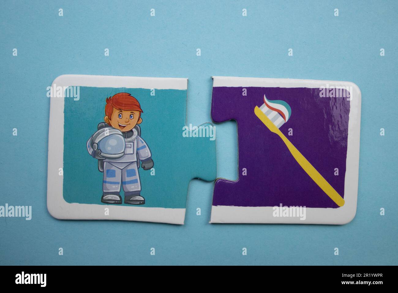 Casse-tête d'information placé sur un fond bleu. Astronaute, brosse à dents Banque D'Images
