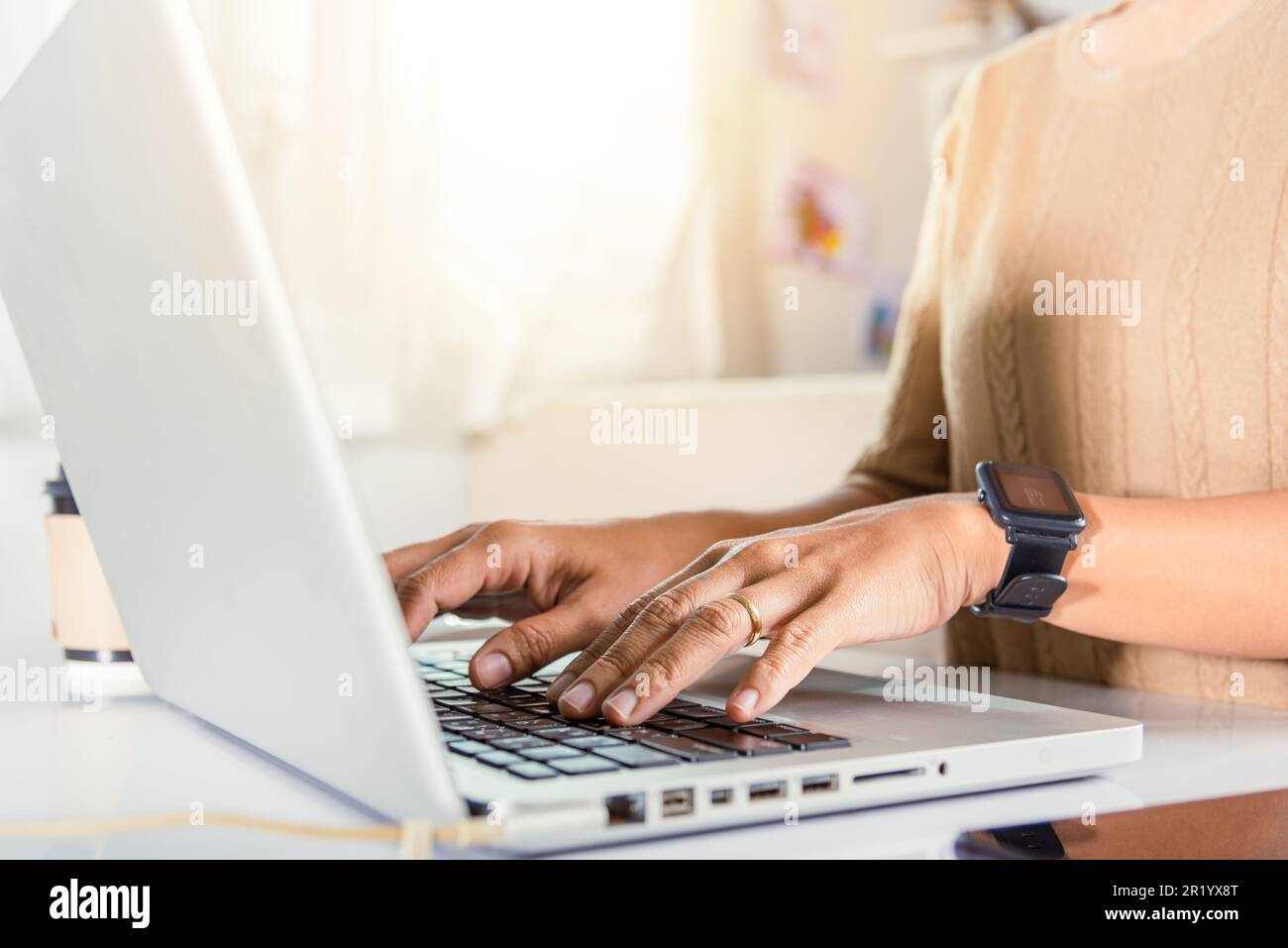 Femme personne message texte pour le nouveau projet elle travaille à distance sur ordinateur Banque D'Images