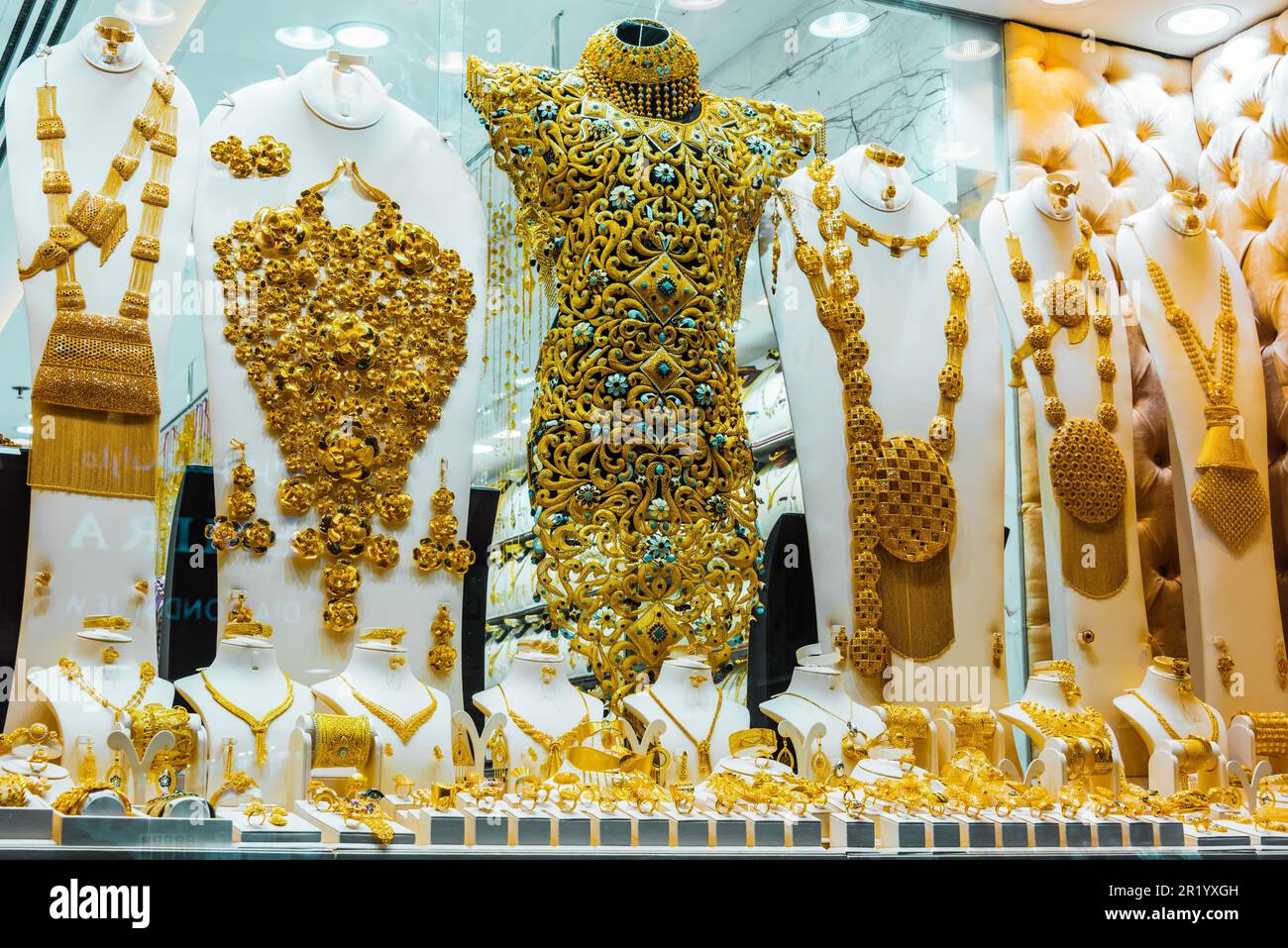 DUBAI, ÉMIRATS ARABES UNIS - 7 FÉVRIER 2019 : vitrine d'un magasin de bijoux à Dubai Gold Souk, Émirats Arabes Unis Banque D'Images