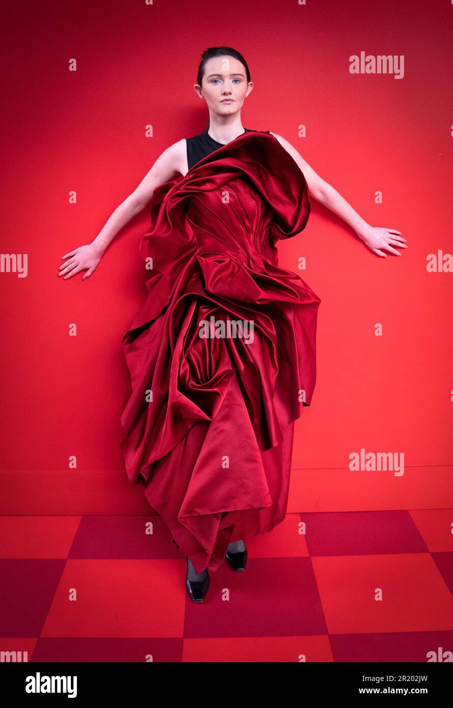 Un dessin de l'étudiant Lauren Hyde, présentant des matériaux d'Alexander McQueen, est présenté lors d'un avant-goût du spectacle de mode du collège des arts d'Édimbourg qui aura lieu au quartier St James d'Édimbourg, sur 9 juin. Date de la photo: Mardi 16 mai 2023. Banque D'Images
