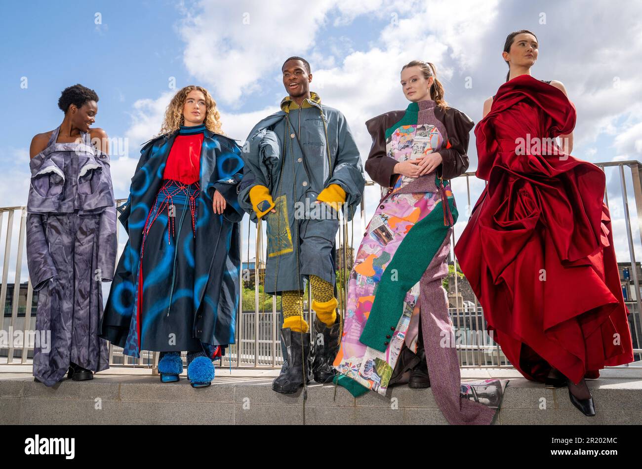 Les créations des étudiants (de gauche à droite) Irene Chen, Phoebe Potter, Helen Protheroe, Cairistiona Fletcher et Lauren Hyde sont présentées lors d'un avant-goût du spectacle de mode du collège d'art d'Édimbourg qui aura lieu au quartier St James d'Édimbourg, sur 9 juin. Date de la photo: Mardi 16 mai 2023. Banque D'Images