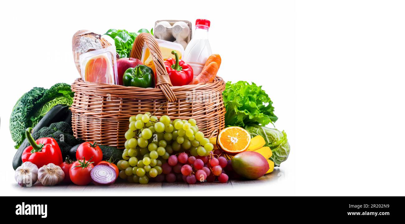 Panier en osier avec assortiment de produits d'épicerie, y compris des légumes frais et fruits Banque D'Images