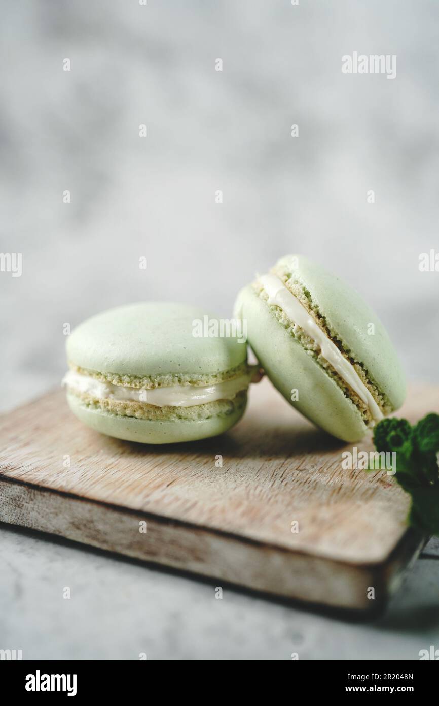 Macarons verts faits maison avec espace de copie, mise au point sélective Banque D'Images