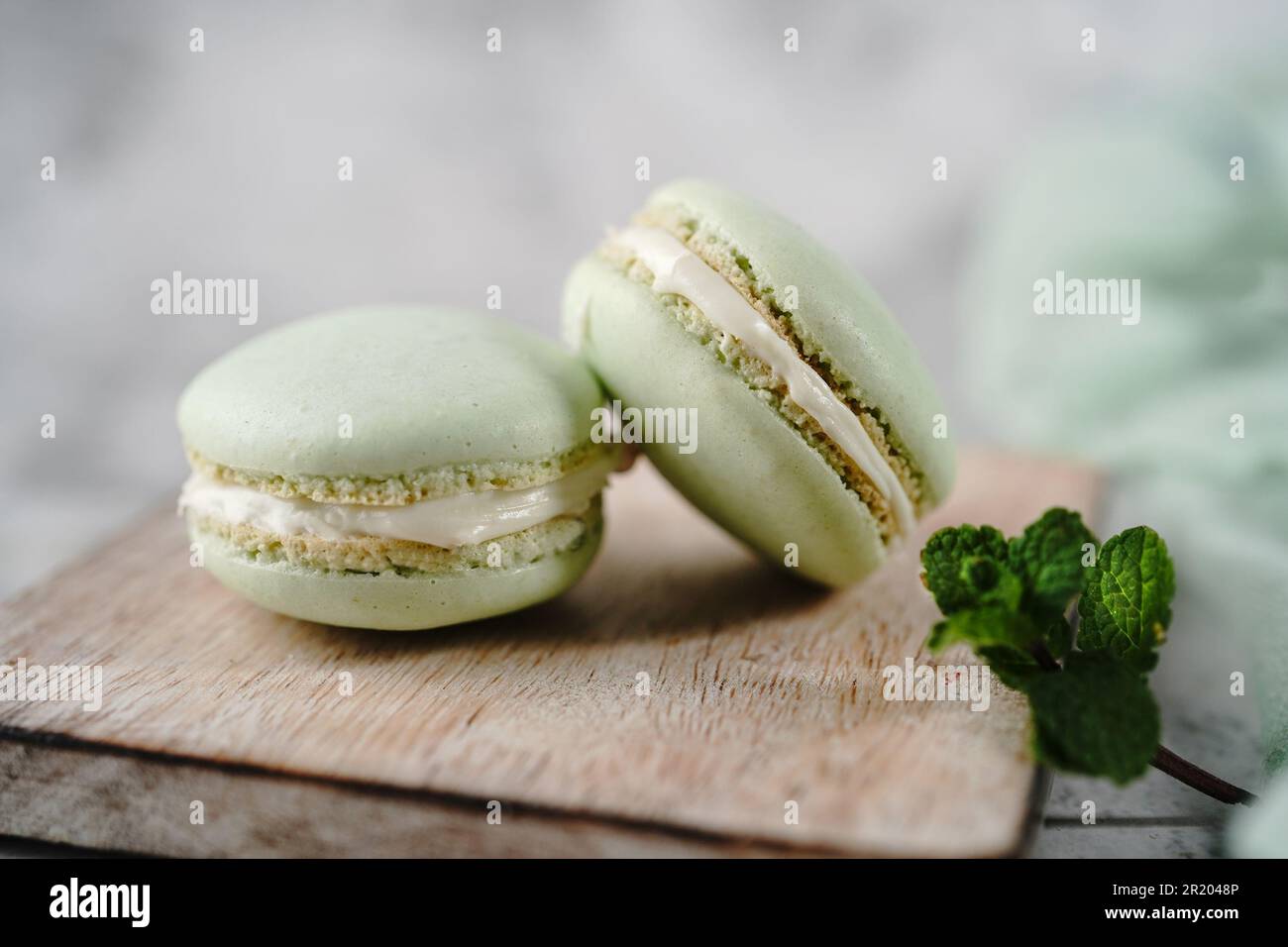 Macarons verts faits maison avec espace de copie, mise au point sélective Banque D'Images