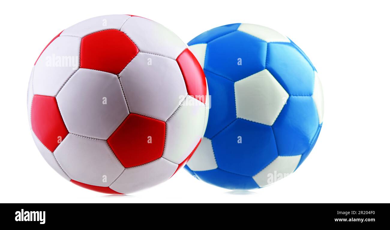 Deux ballons de football en cuir isolés sur fond blanc Banque D'Images