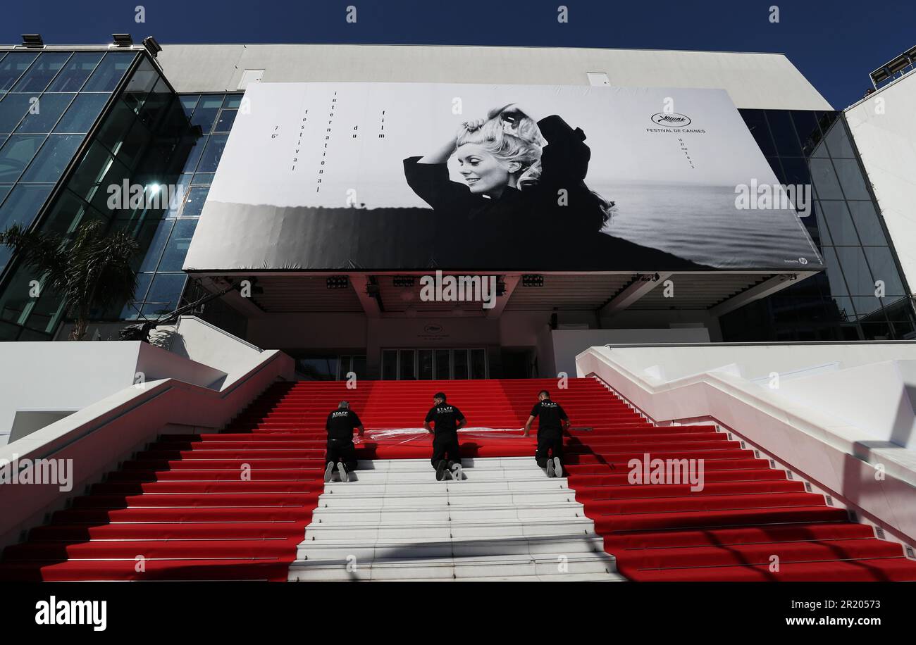 Cannes, France. 16th mai 2023. Les membres du personnel installent le tapis rouge au Palais des Festivals avant l'édition 76th du Festival de Cannes à Cannes, dans le sud de la France, au 16 mai 2023. Le festival du film aura lieu de 16 mai à 27 cette année. Credit: Gao Jing/Xinhua/Alamy Live News Banque D'Images
