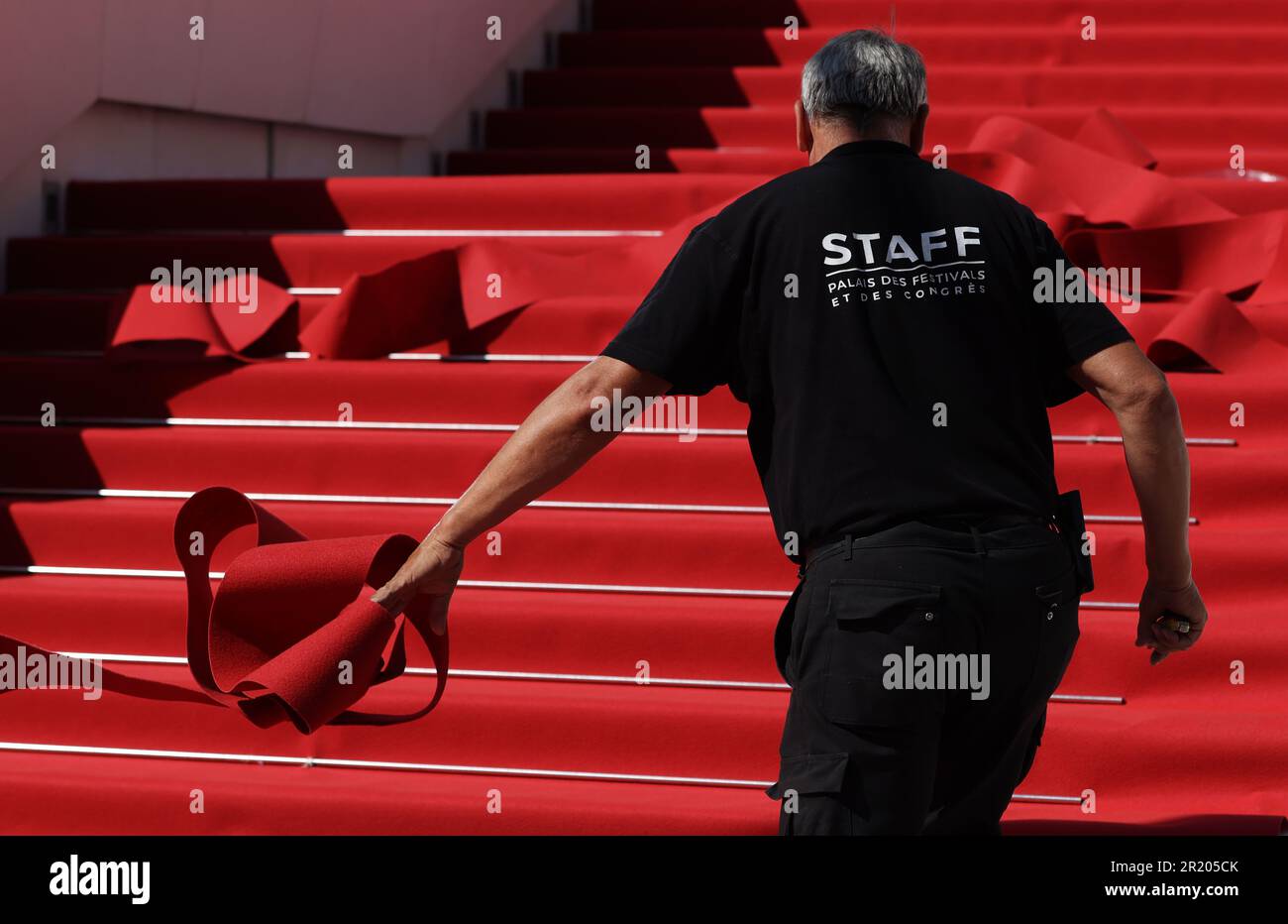 Cannes, France. 16th mai 2023. Un membre du personnel installe le tapis rouge au Palais des Festivals avant l'édition 76th du Festival de Cannes à Cannes, dans le sud de la France, au 16 mai 2023. Le festival du film aura lieu de 16 mai à 27 cette année. Credit: Gao Jing/Xinhua/Alamy Live News Banque D'Images