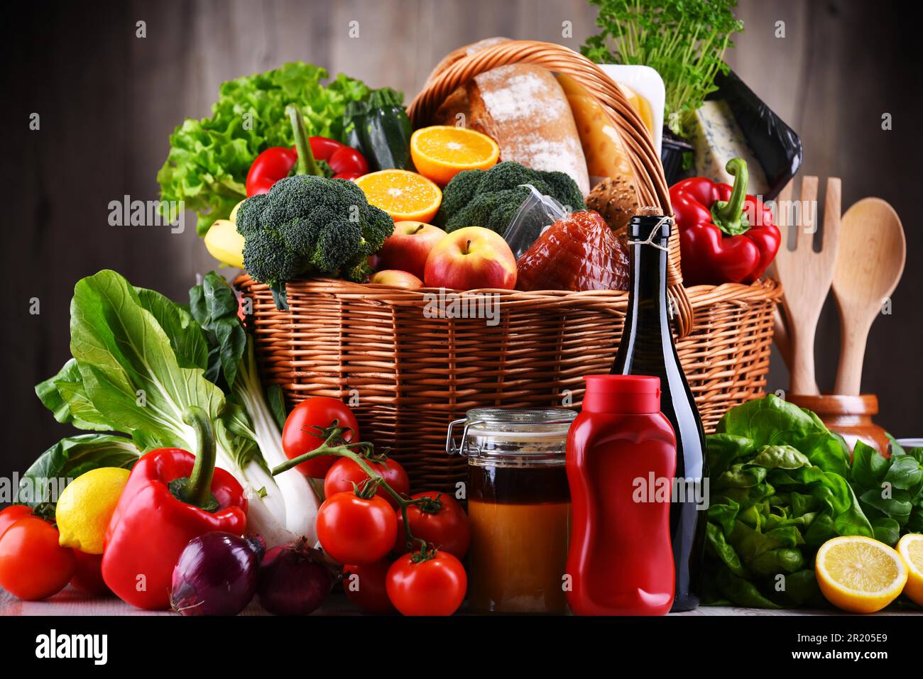 Panier en osier avec assortiment de produits d'épicerie, y compris des légumes frais et fruits Banque D'Images