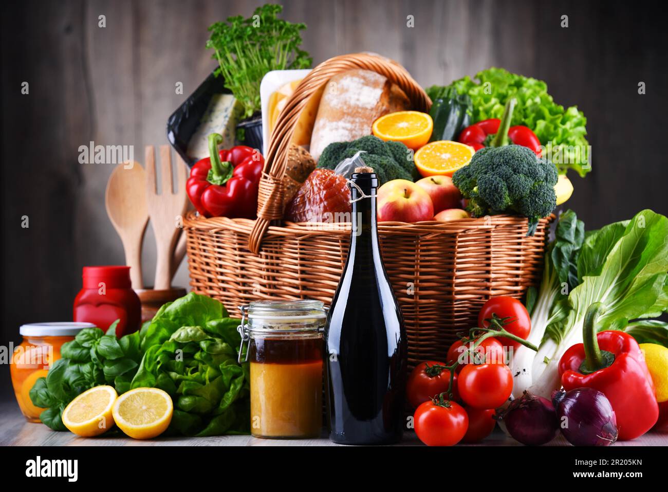 Panier en osier avec assortiment de produits d'épicerie, y compris des légumes frais et fruits Banque D'Images