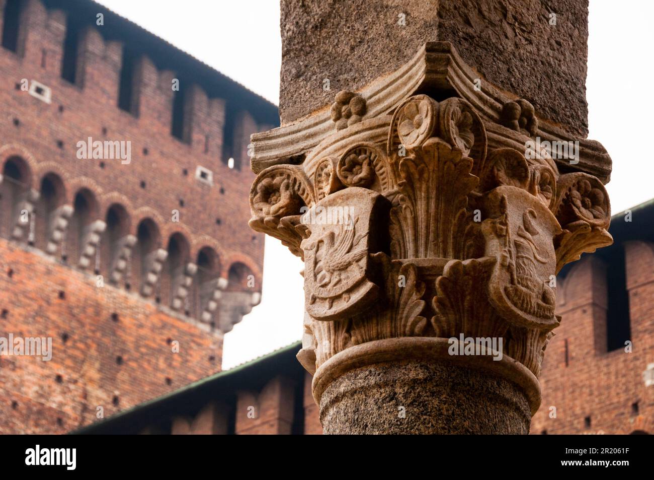 Remparts et capitale sculptée au Castello Sforzesco de Milan, Italie. Banque D'Images