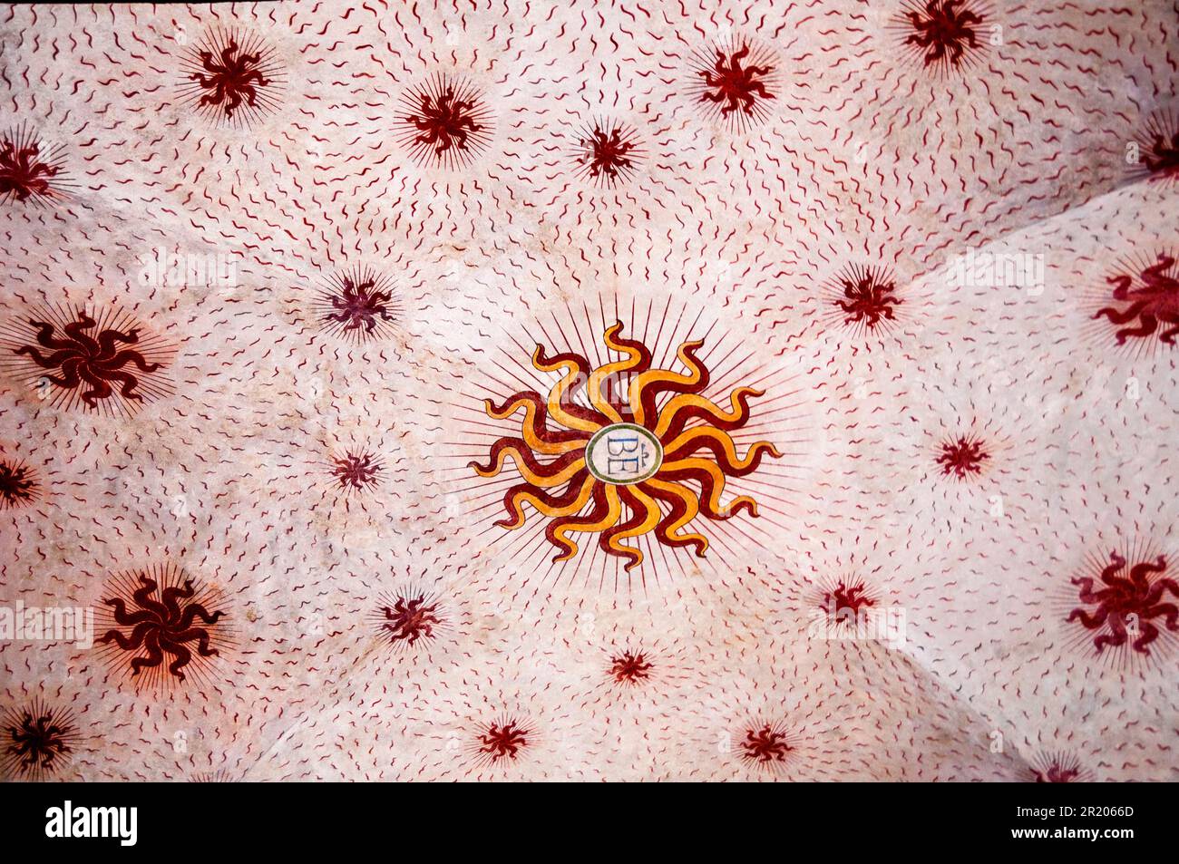 Cortile della Rocchetta au Castello Sforzesco à Milan, Italie. La colonnade voûtée est peinte avec le symbole de Milan, l'emblème de Visconti. Banque D'Images