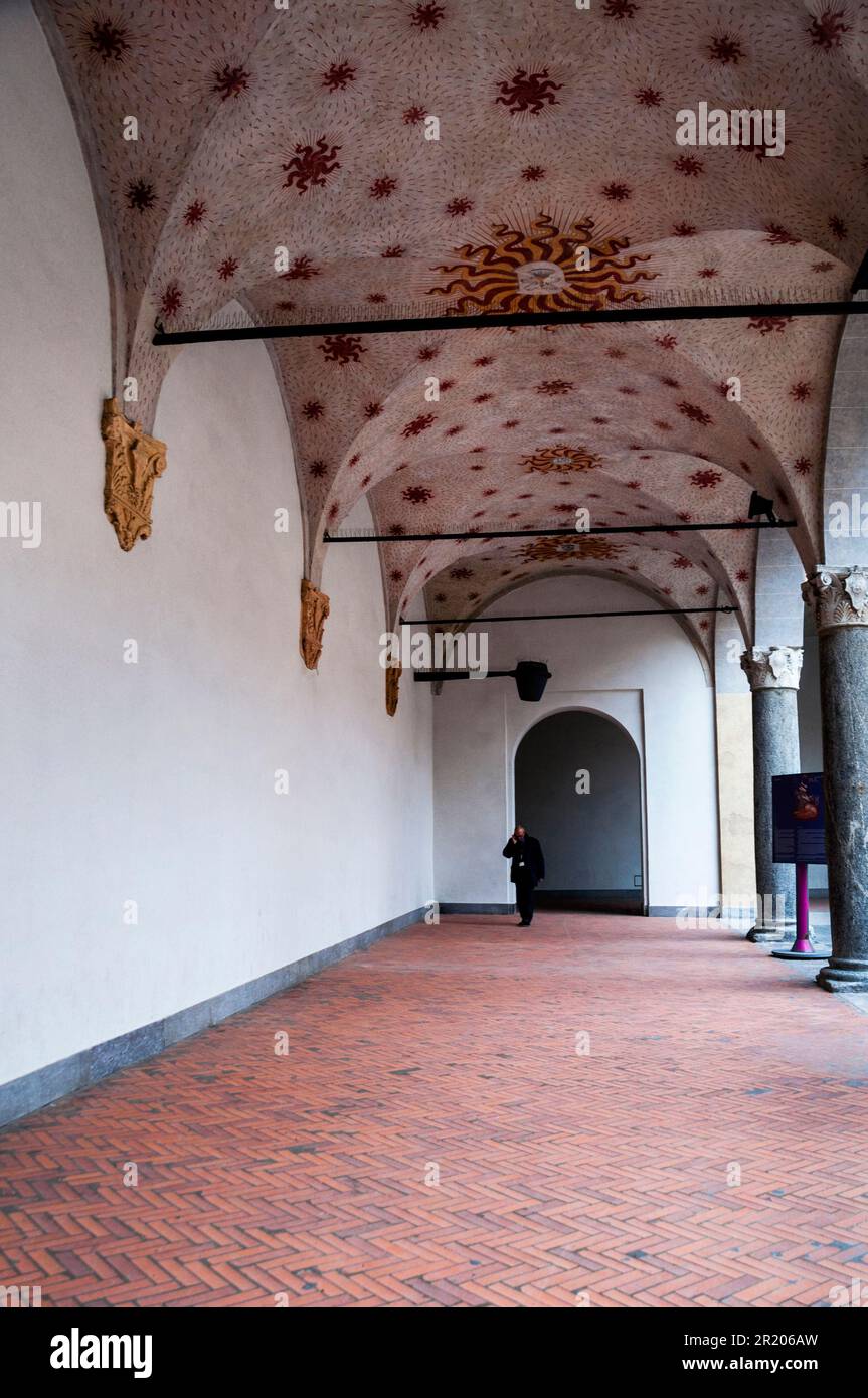 Cortile della Rocchetta au Castello Sforzesco à Milan, Italie. La colonnade voûtée est peinte avec le symbole de Milan, l'emblème de Visconti. Banque D'Images