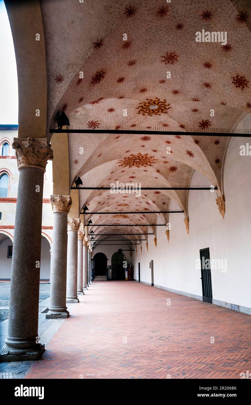 Cortile della Rocchetta au Castello Sforzesco à Milan, Italie. La colonnade voûtée est peinte avec le symbole de Milan, l'emblème de Visconti. Banque D'Images