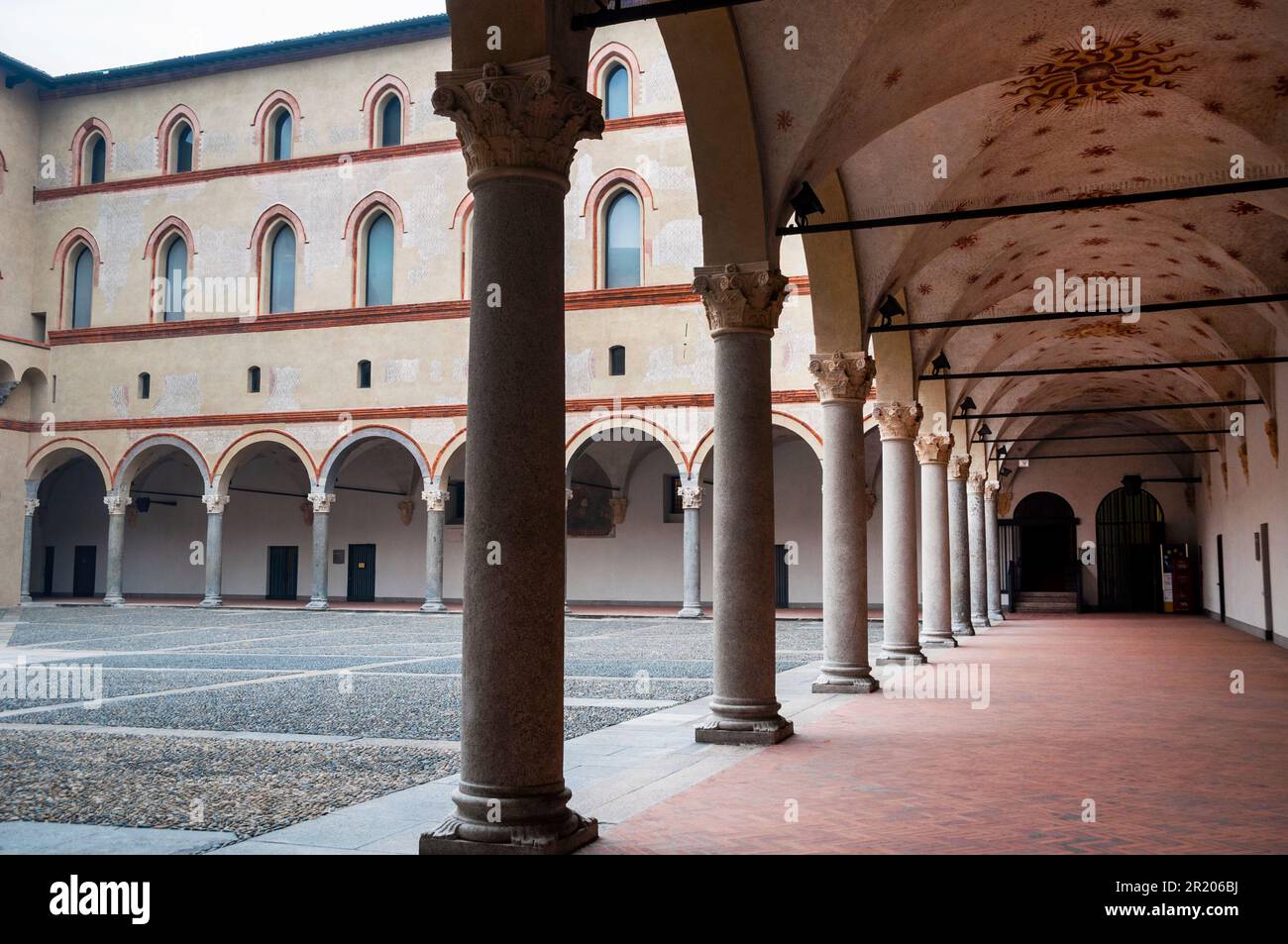 Cortile della Rocchetta au Castello Sforzesco à Milan, Italie. La colonnade voûtée est peinte avec le symbole de Milan, l'emblème de Visconti. Banque D'Images