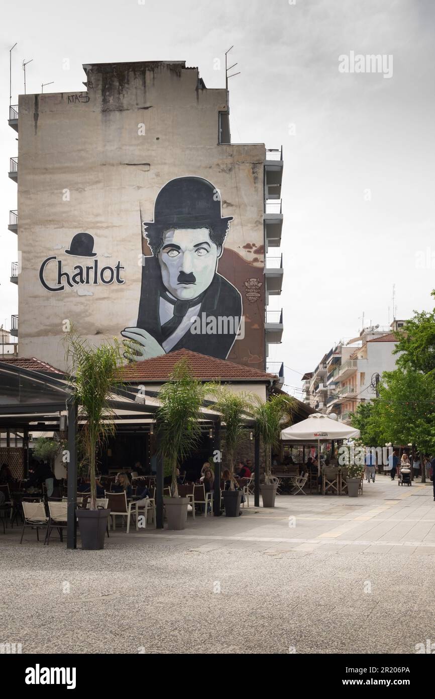 Grand dessin ou paind de Charlie Chaplin dans le mur d'un bâtiment dans le cenrte de la ville de Karditsa, Grèce Banque D'Images