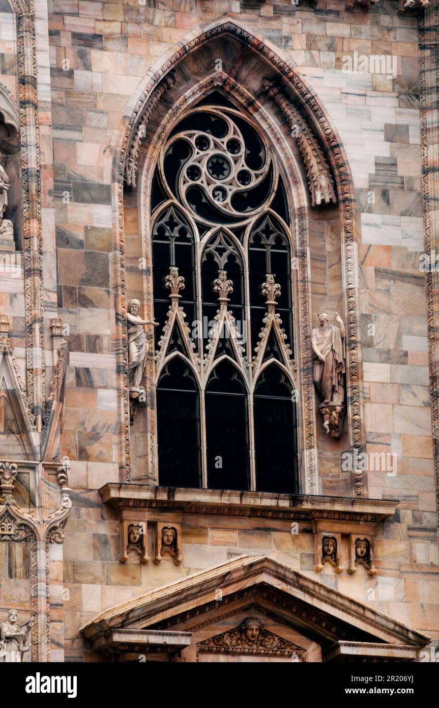 Fenêtre gothique sur la cathédrale de Milan, Italie. Banque D'Images