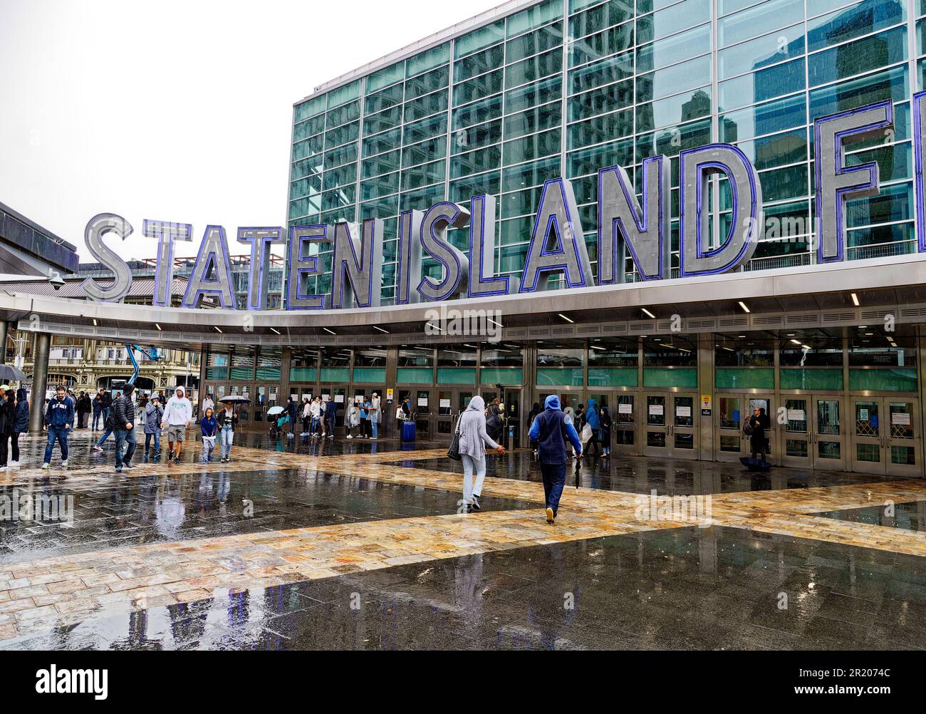 La plaza du terminal de Staten Island Ferry Whitehall de Manhattan est talosée et rasée par une pluie légère de septembre. Banque D'Images