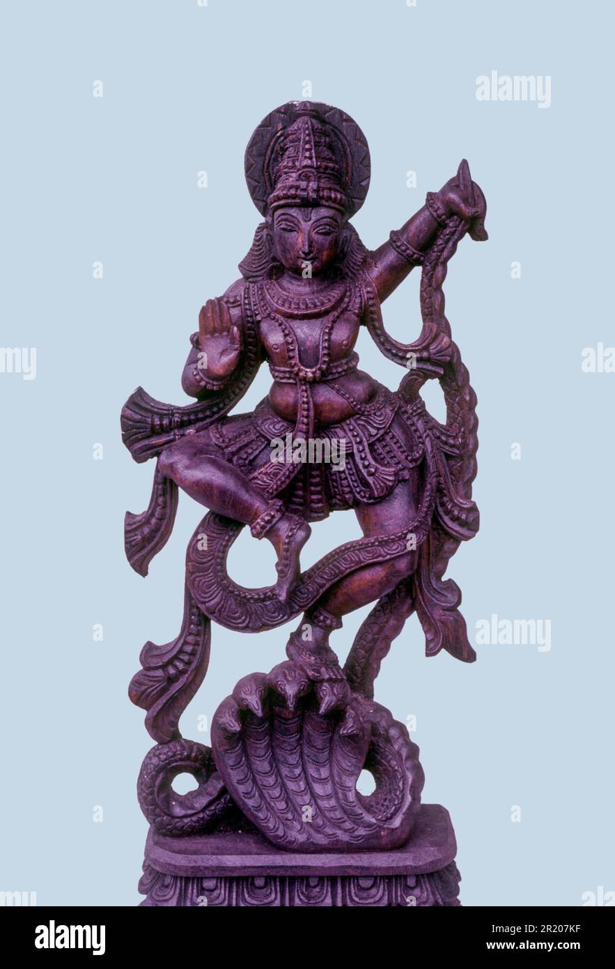 Découpe, Krishna danse sur Kaliya le serpent, sculptures en bois à Thambampatti près de Salem, Tamil Nadu, Inde du Sud, Inde, Asie. Artisanat Banque D'Images