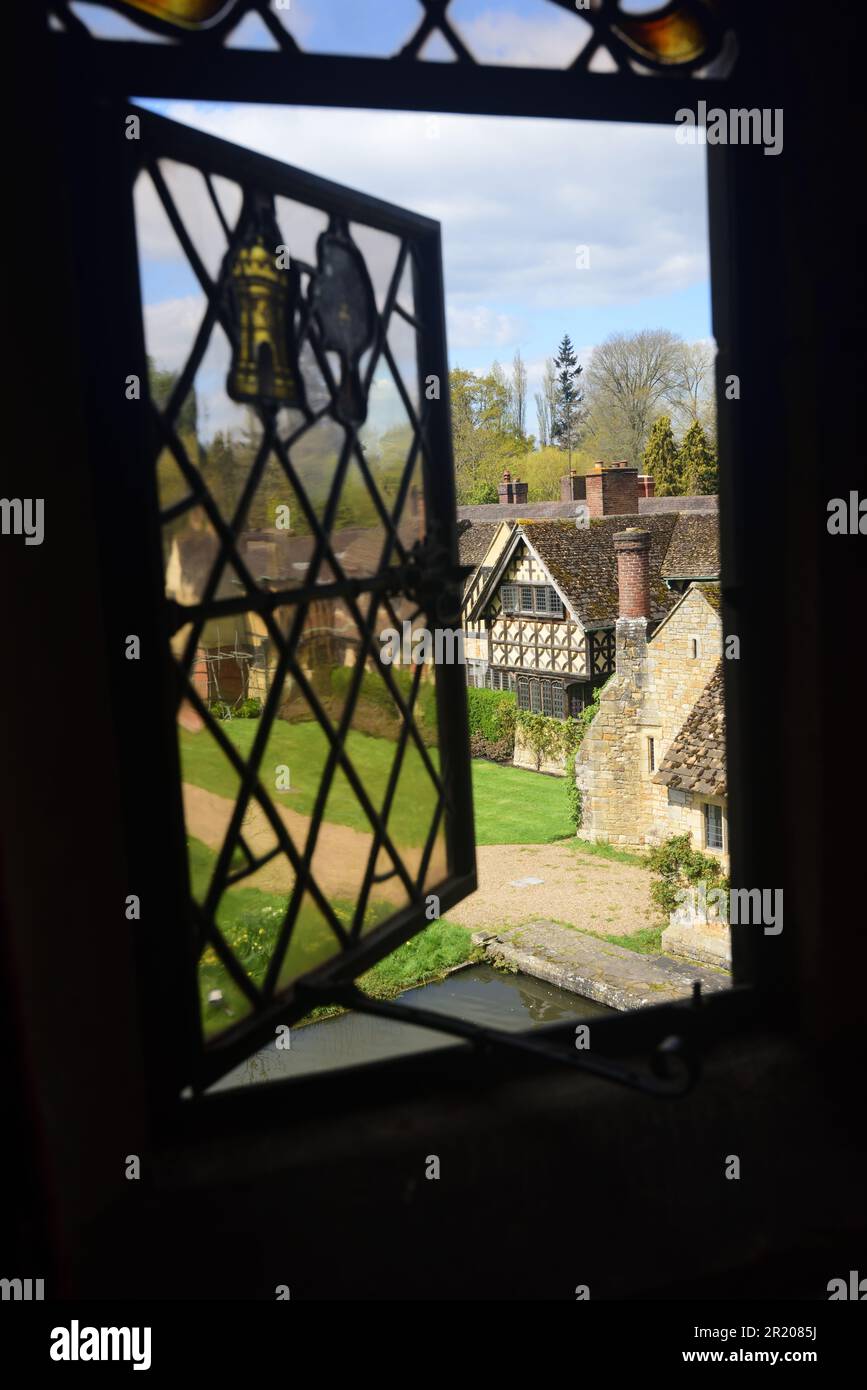 L'aile Anne Boleyn au château de Hever, dans le Kent, vue depuis une fenêtre dans le château. Banque D'Images