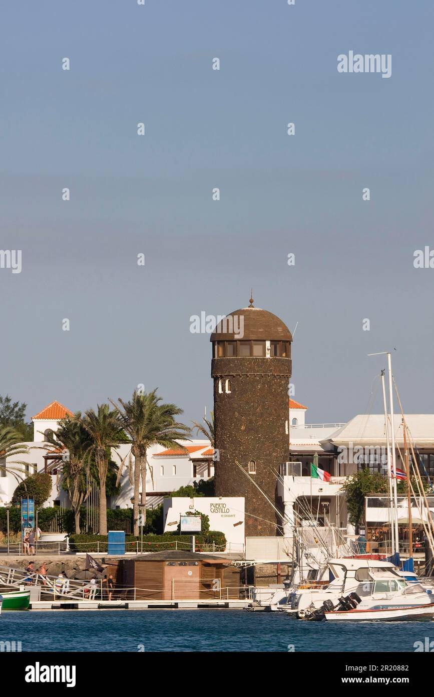 Port de plaisance avec phare, Caleta de Fustes, Fuerteventura, îles Canaries, Espagne Banque D'Images