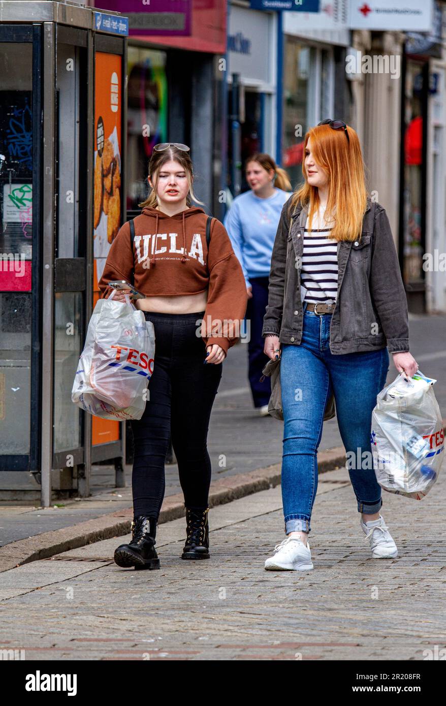 Dundee, Tayside, Écosse, Royaume-Uni. 16th mai 2023. Météo au Royaume-Uni : pluie légère et soleil avec une brise forte et des températures dans le nord-est de l'Écosse autour de 16°C. Les femmes à la mode passent la journée dans le centre-ville de Dundee pour profiter de la vie en ville et se rendre à leur vie normale pendant leurs achats. Crédit : Dundee Photographics/Alamy Live News Banque D'Images