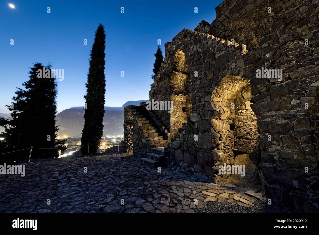 Nuit dans le jardin de Ciucioi : un jardin monumental de 19th siècles construit dans le style gothique et arabe. Lavis, Trentin, Italie. Banque D'Images