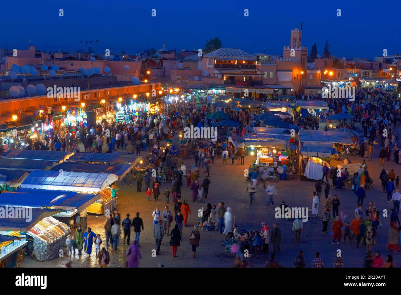 Place Djemaa El Fna, Marrakech, site du patrimoine mondial de l'UNESCO, place Jemaa El-Fna au crépuscule, Maghreb, Afrique du Nord, Maroc Banque D'Images