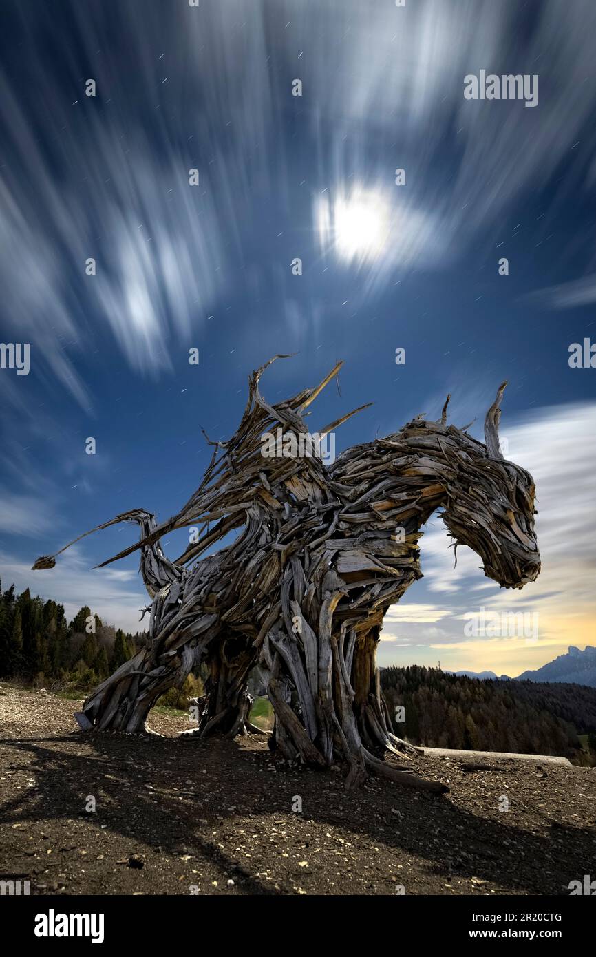 Le Drago Vaia (Vaia Dragon) est une œuvre en bois créée par le sculpteur Marco Martalar pour réfléchir au changement climatique. Lavarone, Trentin, Italie. Banque D'Images