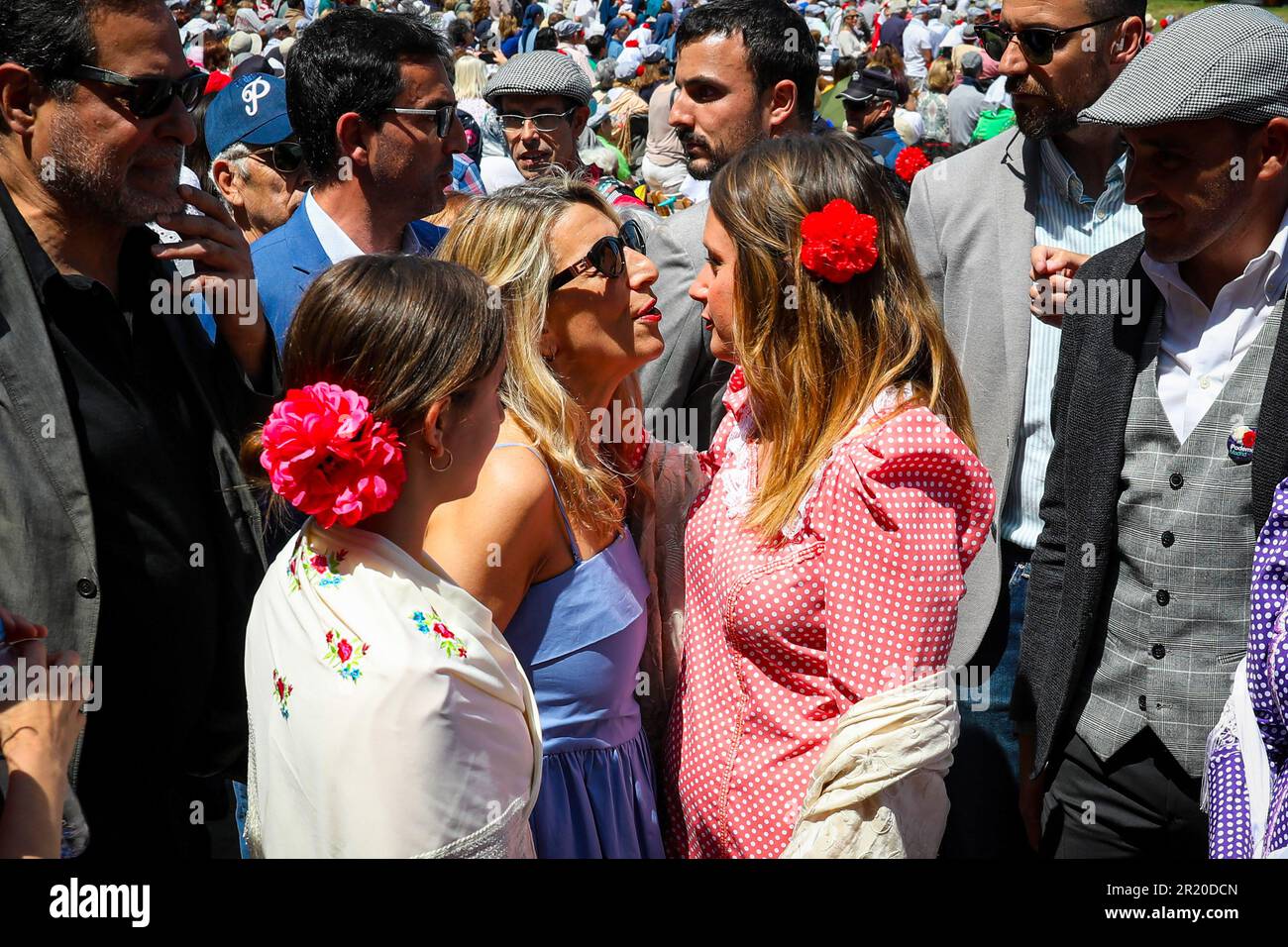 Yolanda Diaz, ministre du travail et de l'économie sociale et deuxième vice-présidente du gouvernement espagnol, s'entretient avec Alejandra Jacinto, candidate à la présidence de la Communauté de Madrid pour le parti Podemos lors du festival de San Isidro organisé par le Conseil municipal de Madrid. Sur 15 mai, le grand jour des festivités de la saint patron de Madrid est célébré avec le festival de San Isidro dans la prairie de San Isidro dans le quartier de Carabanchel. Cette année, les célébrations ont été marquées politiquement par les prochaines élections pour élire le président de la Communauté autonome et le maire de 2 mai Banque D'Images