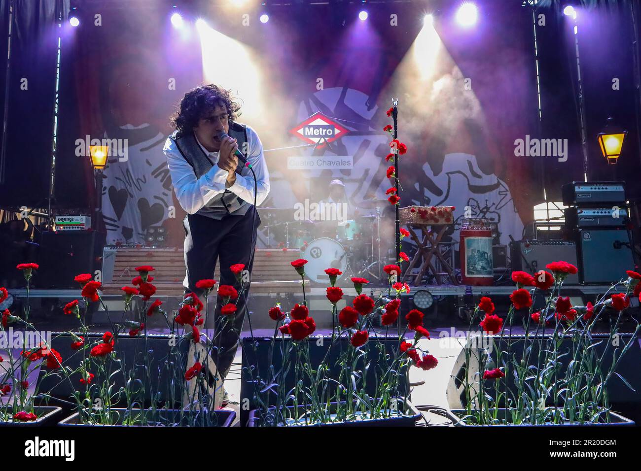 Diego Ibáñez, chanteur et chef de Carolina Durante se produit sur scène lors du festival de San Isidro organisé par le Conseil municipal de Madrid. Sur 15 mai, le grand jour des festivités de la saint patron de Madrid est célébré avec le festival de San Isidro dans la prairie de San Isidro dans le quartier de Carabanchel. Cette année, les célébrations ont été marquées politiquement par les prochaines élections pour élire le président de la Communauté autonome et le maire sur 28 mai, de sorte que différents candidats ont été vus dans la prairie de San Isidro saluant les gens et demandant leur vote. Tout au long de la semaine, comme Banque D'Images