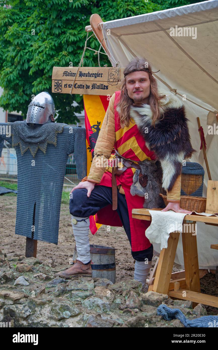 LYON, FRANCE, 13 mai 2023 : Portrait pendant le festival de la Renaissance qui se déroule dans les rues de la ville historique avec parade des personnes costumés, Banque D'Images LYON, FRANCE, 13 mai 2023 : Portrait pendant le festival de la Renaissance qui se déroule dans les rues de la ville historique avec parade des personnes costumés, Banque D'Images