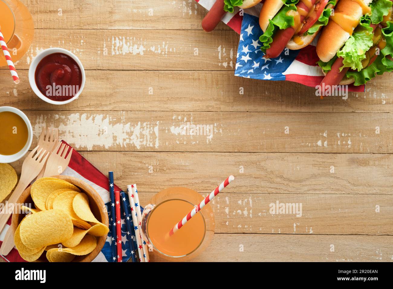 4th de juillet American Independence Day cuisine traditionnelle de pique-nique. Hot dog avec chips de pomme de terre et cocktail, drapeaux américains et symboles de USA Patriotic pi Banque D'Images