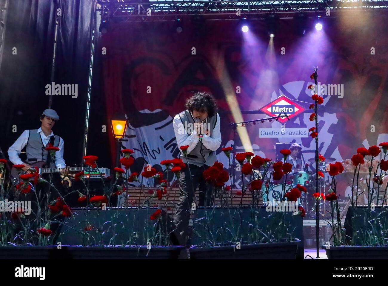 13 mai 2023, Madrid, Espagne: Diego ibãñez, chanteur et chef de Carolina Durante se produit sur scène pendant le festival de San Isidro organisé par le Conseil municipal de Madrid. Sur 15 mai, le grand jour des festivités de la saint patron de Madrid est célébré avec le festival de San Isidro dans la prairie de San Isidro dans le quartier de Carabanchel. Cette année, les célébrations ont été marquées politiquement par les prochaines élections pour élire le président de la Communauté autonome et le maire sur 28 mai, de sorte que différents candidats ont été vus dans la prairie de San Isidro saluant les gens et leur demandant Banque D'Images