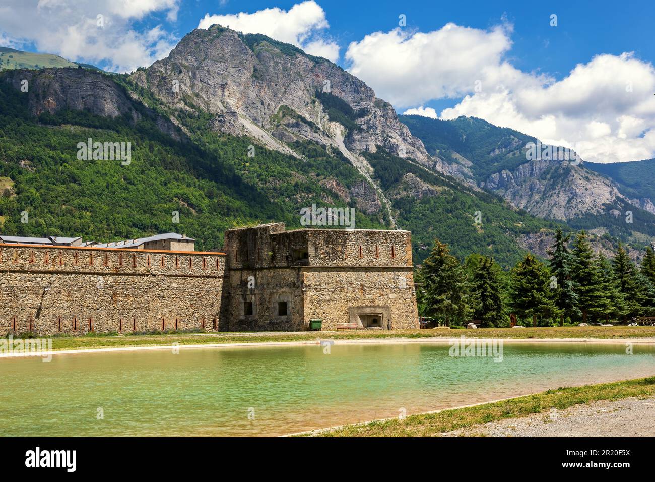 Vue sur le petit lac artificiel, l'ancienne forteresse militaire et les montagnes en arrière-plan à Vinadio, en Italie. Banque D'Images