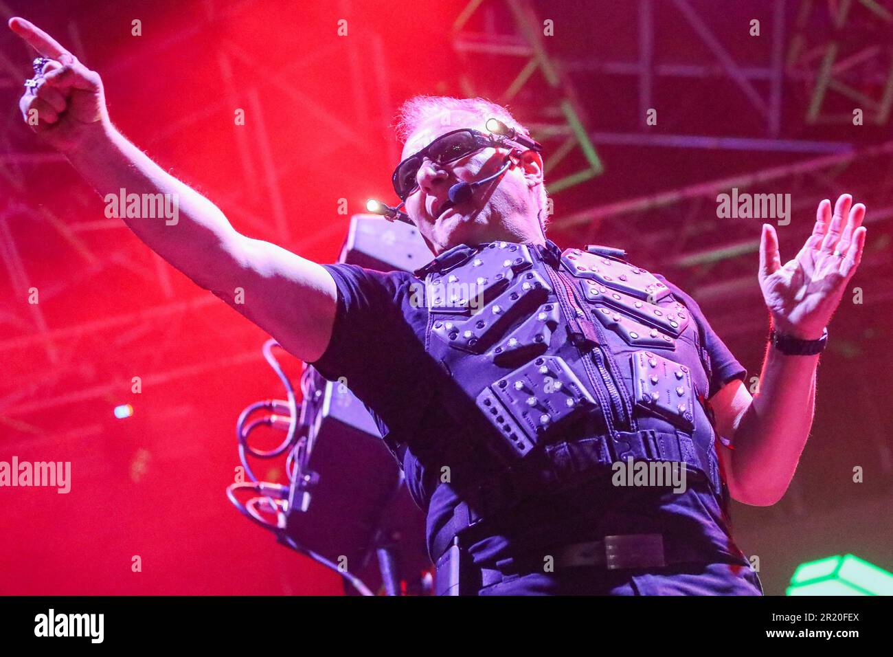 13 mai 2023, Madrid, Espagne: Chimo Bayo, DJ valencien, Musicien, producteur et présentateur vu sur scène pendant le festival de San Isidro organisé par le Conseil municipal de Madrid. Sur 15 mai, le grand jour des festivités de la saint patron de Madrid est célébré avec le festival de San Isidro dans la prairie de San Isidro dans le quartier de Carabanchel. Cette année, les célébrations ont été marquées politiquement par les prochaines élections pour élire le président de la Communauté autonome et le maire sur 28 mai, de sorte que différents candidats ont été vus dans la prairie de San Isidro saluant les gens et leur demandant Banque D'Images