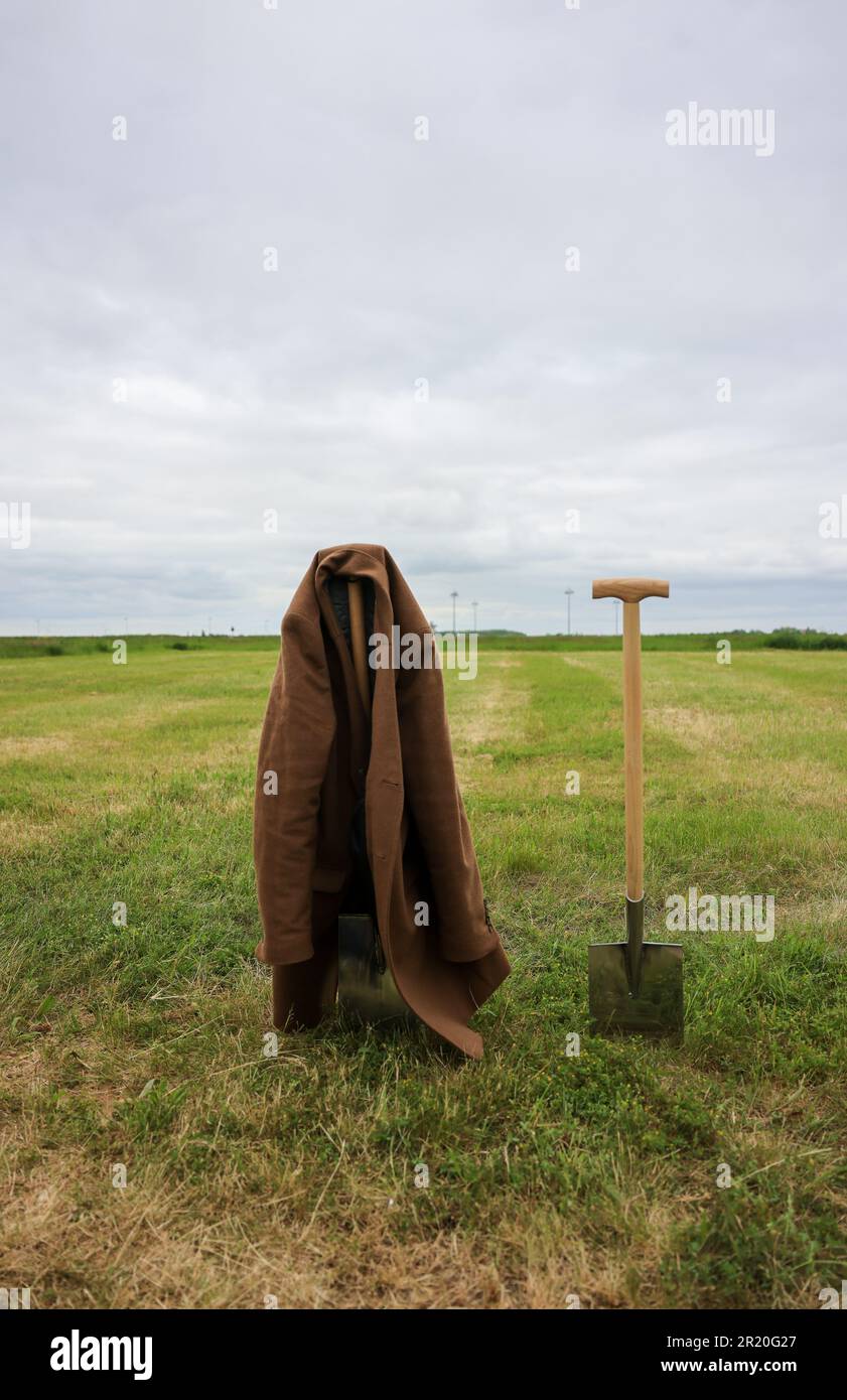 Beche Types 16 mai 2023, Saxe, Schkeuditz : une veste est suspendue au-dessus d'une ...