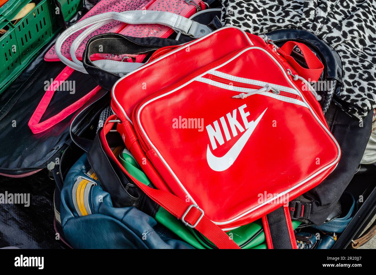 PRAGUE, RÉPUBLIQUE TCHÈQUE - 8 SEPTEMBRE 2018 : un petit sac à bandoulière rouge avec le logo Nike et d'autres sacs sur le marché aux puces local Banque D'Images