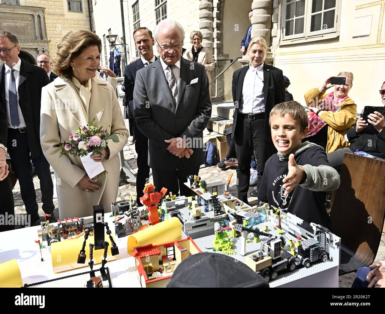 Le roi de Suède Carl XVI Gustaf et la reine Silvia regardent le travail des jeunes bâtisseurs de Lego au château de Kalmar lors de leur visite à Kalmar, en Suède, sur 16 mai 2023, pour marquer le jubilé de 50th de HM le roi. Photo: Jonas Ekrämmer / TT / code 10030 Banque D'Images