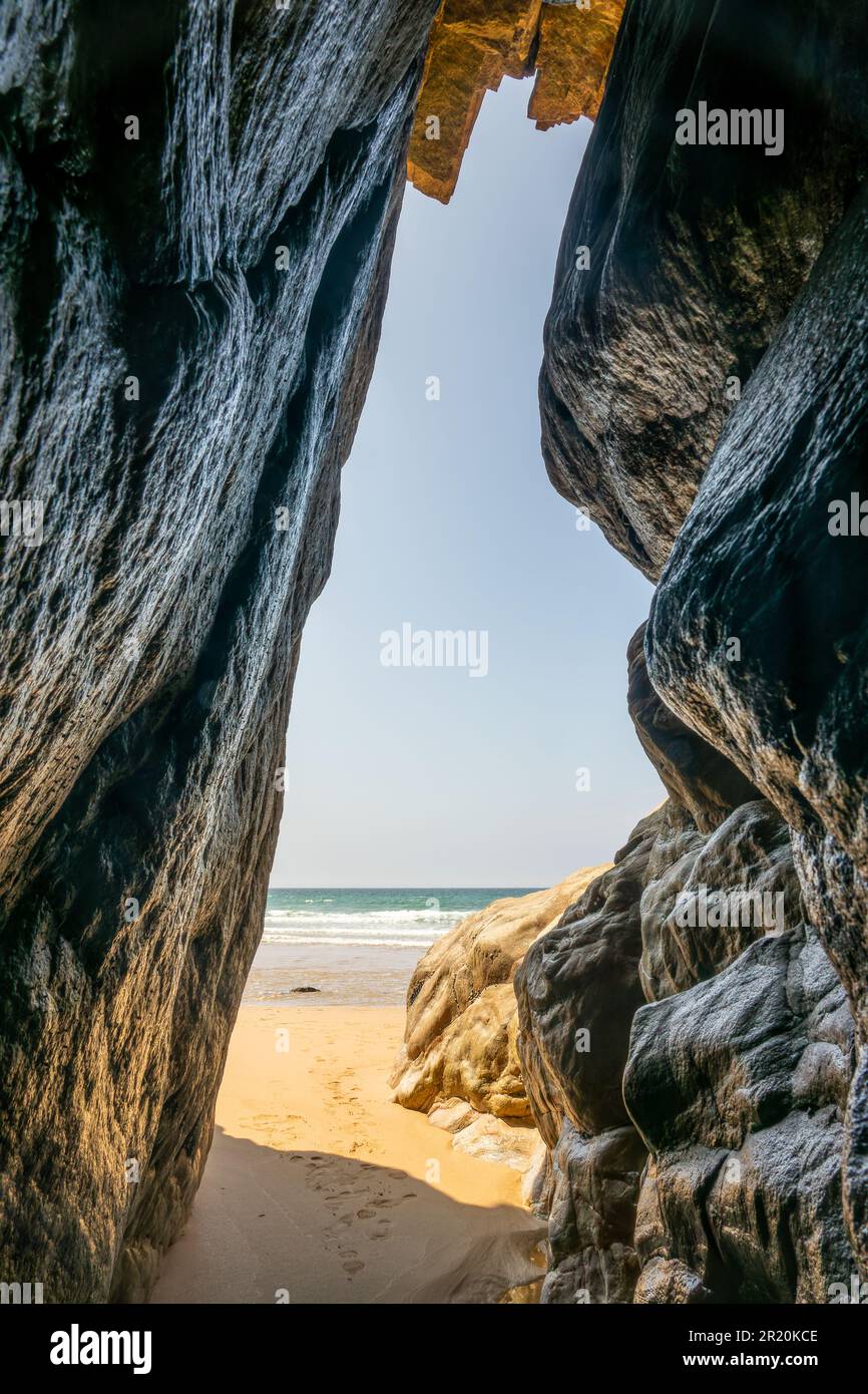 Grotte sur la plage sur la côte ouest de la presqu'île de Quiberon, Morbihan, Bretagne, France Banque D'Images