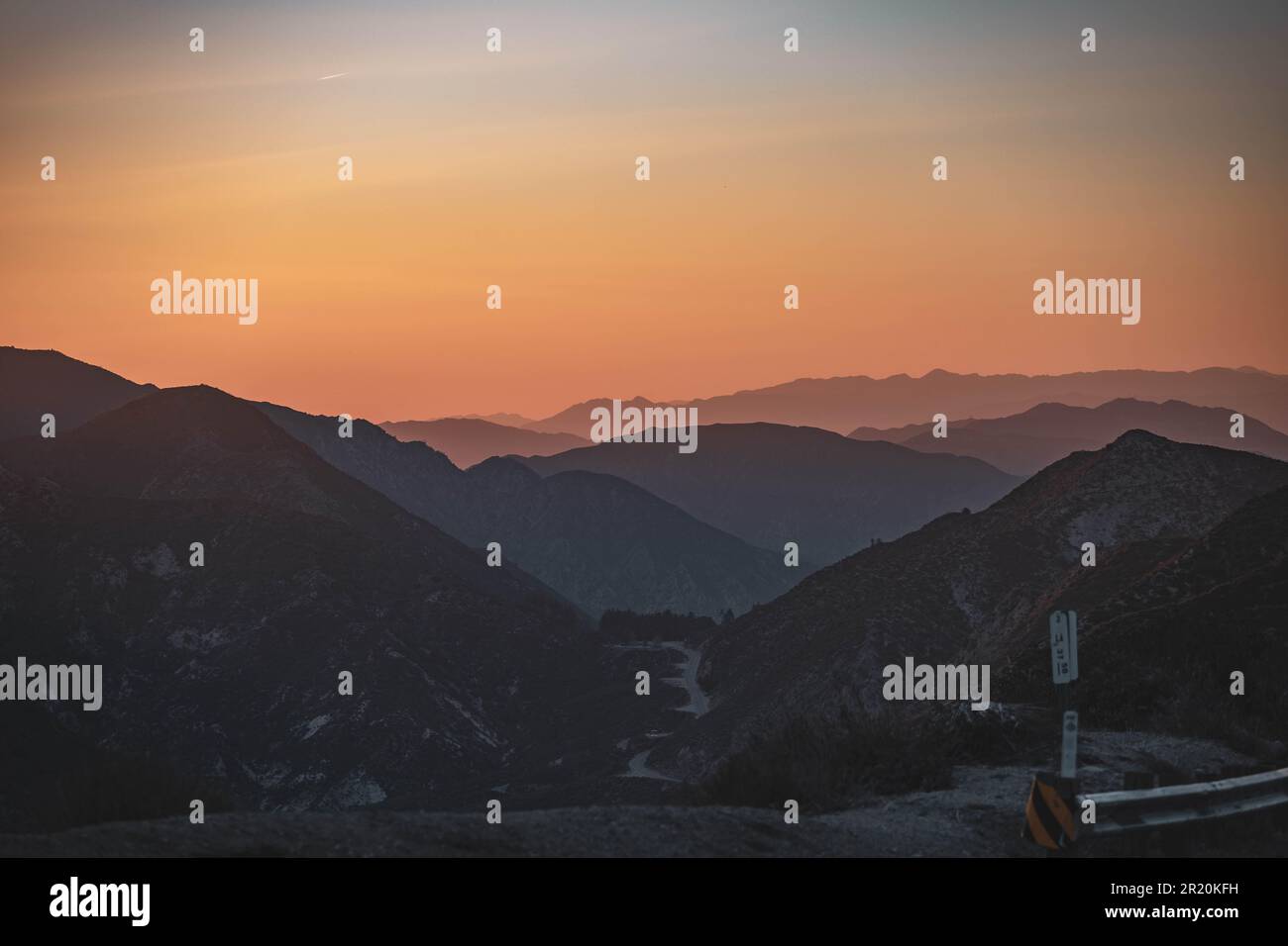 Un paysage idyllique de majestueux sommets de montagne illuminés par un coucher de soleil doré, offrant une atmosphère paisible et paisible Banque D'Images