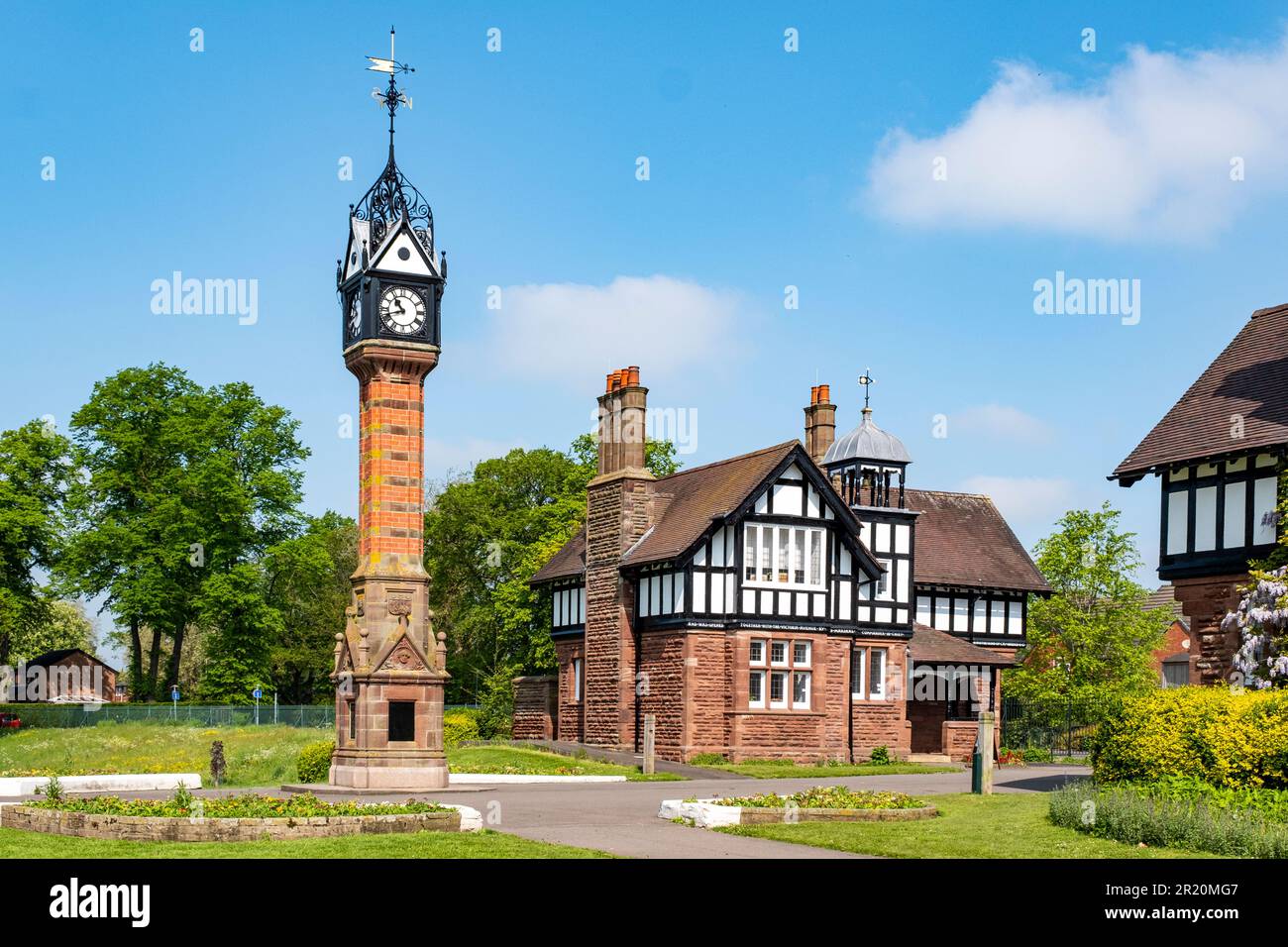 La tour de l'horloge avec West Lodge dans Queens Park, Crewe Cheshire Royaume-Uni Banque D'Images