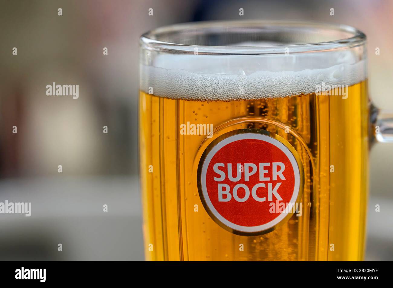 Lisbonne, Portugal - 30 avril 2023: Une grande tasse de bière de marque Super Bock. Banque D'Images