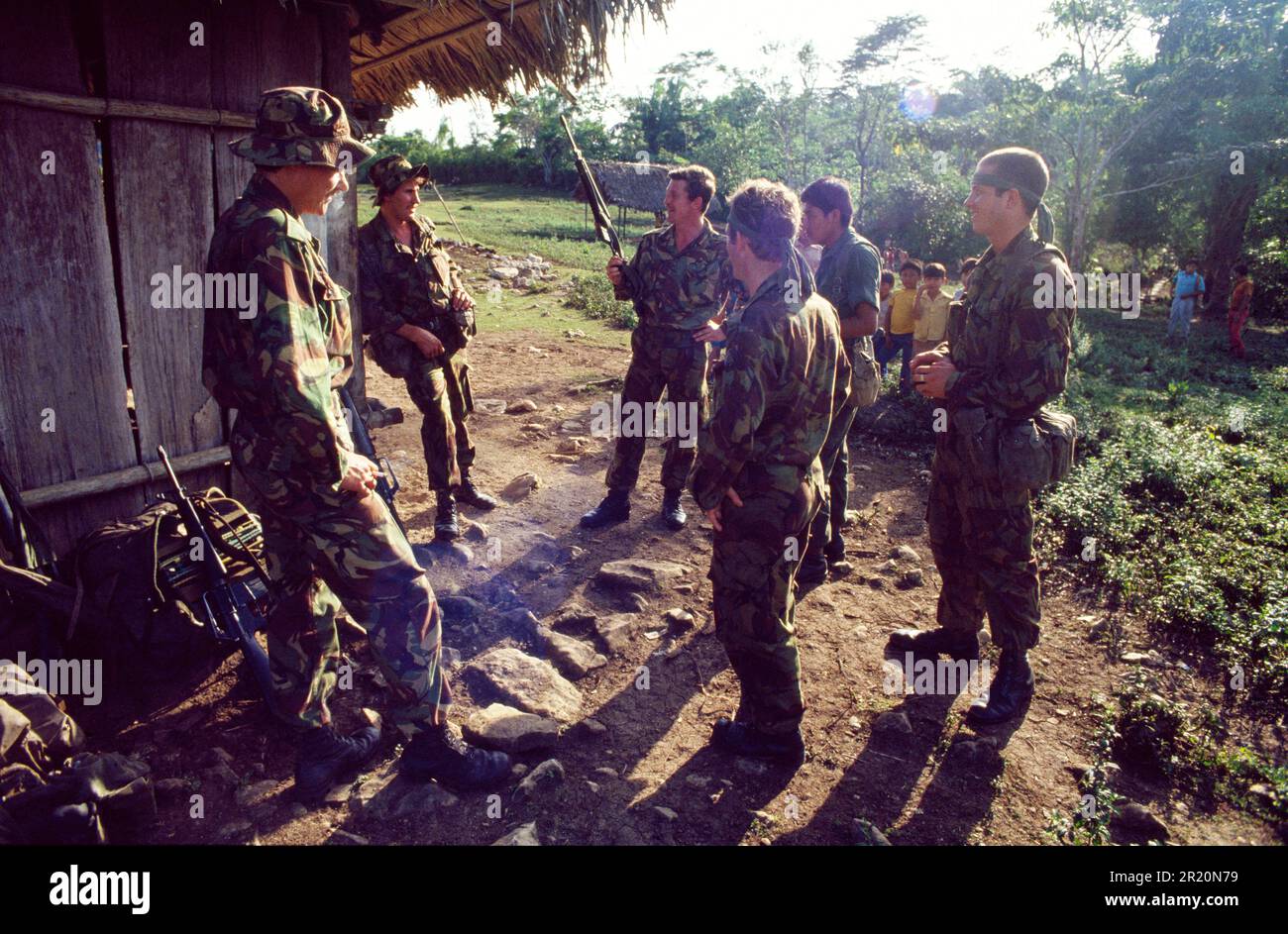 Des soldats britanniques patrouillent dans la jungle du Belize, 1984 Banque D'Images